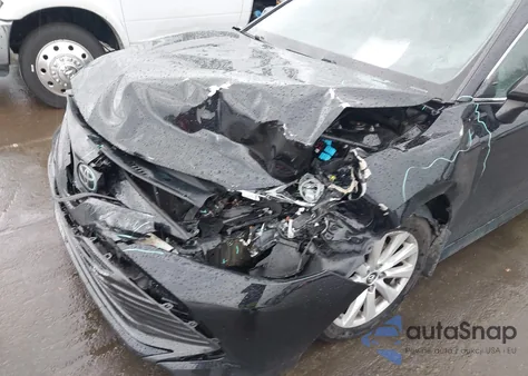 2018 Toyota Camry Le z USA, uszkodzony, nr VIN 4T1B11HKXJU646587